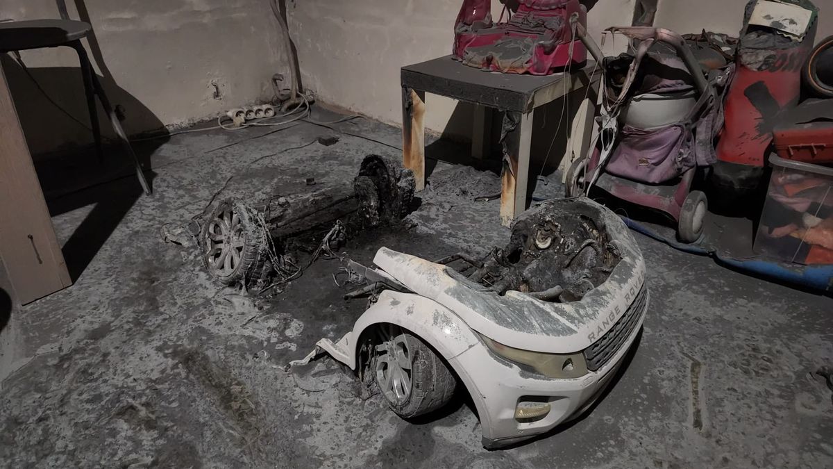 Požár elektrického autíčka vyhnal lidi z ubytovny v Praze, jeden zraněný